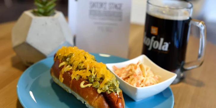 1 x Cheddar Hot dog: 80 g párok (min 80 % mäsa), Slanina, Cibuľa, Uhorka, Horčica, Cheddar + 1 x 100 g Coleslaw šalát (kapusta, mrkva, šalát)