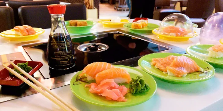 2 hodiny neomezeného hodování running sushi s grilem na stole