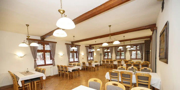 Do restaurace můžete zajít i přes den. 