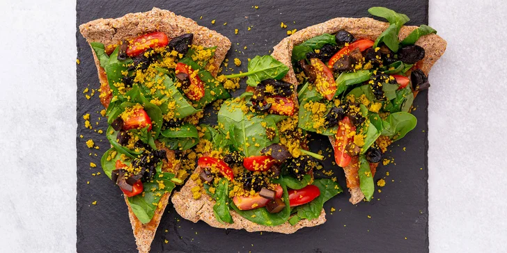 Právě proto si zachovávají svoji hodnotu všech enzymů a vitamínů, čímž raw food přispívá k prevenci vzniku většiny civilizačních chorob a zpomaluje stárnutí. (na fotce raw pizza Italiana)