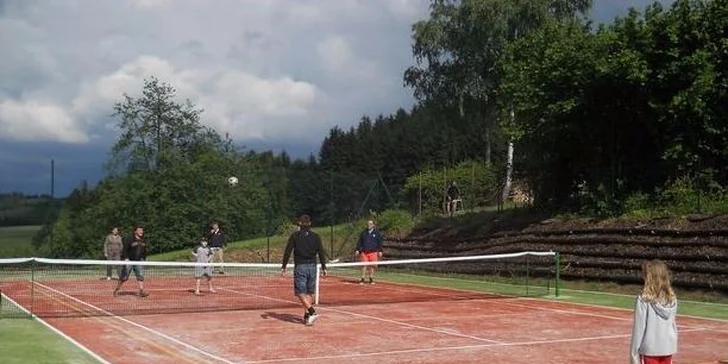 Ve volném čase si můžete zahrát i tenis. Na pronájem hřiště máte 50% slevu.