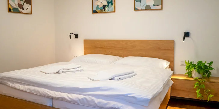 V každom apartmáne nájdete chodbu, spálňu, obývaciu izbu s kuchynským kútom, kúpeľňu so sprchou a WC.
