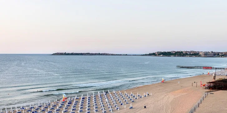 Písečná pláž se nachází hned u hotelu.