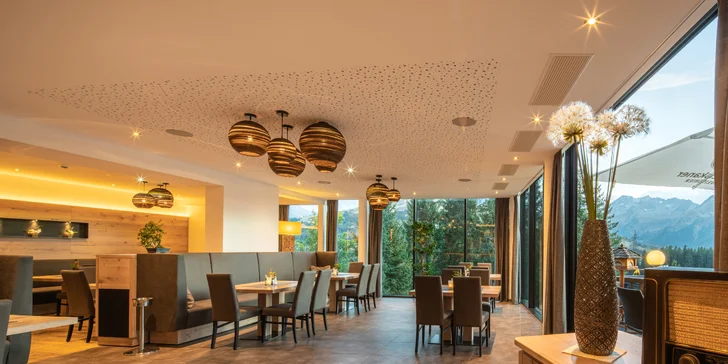 I z restaurace se budete kochat nádhernými výhledy na vrcholky hor.