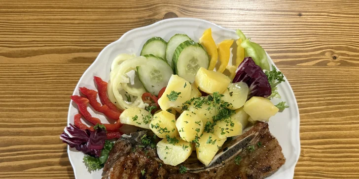 Čeká vás 450gramový Texas steak s bramborem a zeleninovou oblohou. 