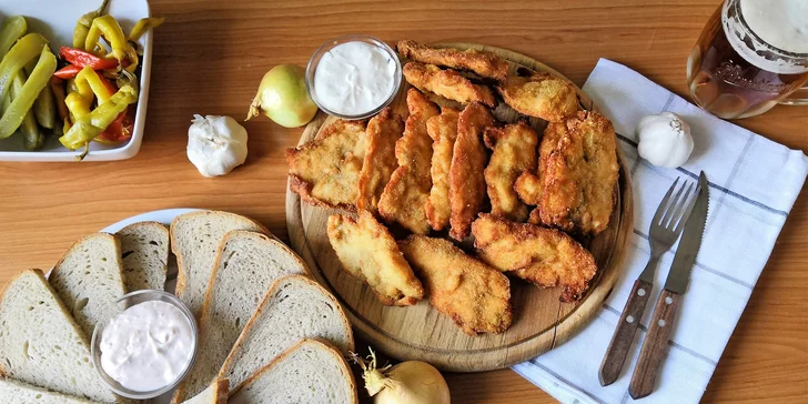 1 nebo 2 kg kuřecích a vepřových řízků, s chlebem a 2 dipy