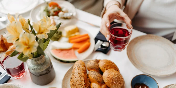 Na večeři můžete zajít do restaurace Zmayer, kde ochutnáte místní speciality, pestré à la carte menu i osvěžující nápoje.