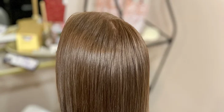Každý balíček zahrnuje mytí, peeling vlasové pokožky, speciální lázeň i ozdravný zábal, profesionální střih, foukanou a styling. 
