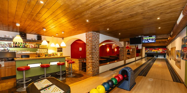 Součástí restaurace je také bowling se dvěma dráhami a barem umístěný v suterénu.
