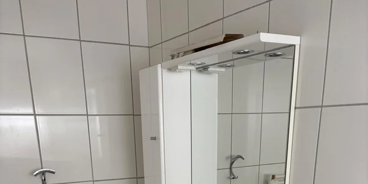 Samozrejmosťou je kúpeľňa so sprchovacím kútom a WC.