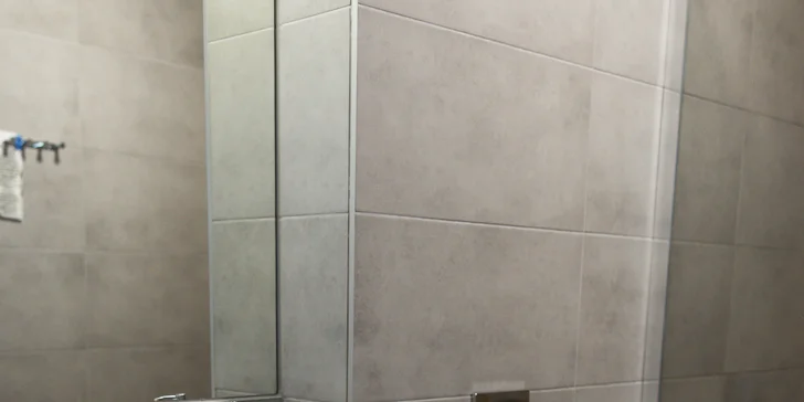 Súčasťou je aj moderná kúpeľňa so sprchou, WC, uterákmi aj fénom.