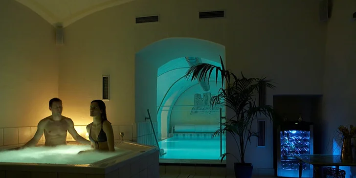 Vychutnať si môžete bazén s masážnymi tryskami, a chýbať nebude ani hradná vírivka a sauna! 