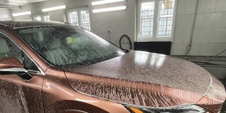 Balíček Premium (6 hod.) představuje komplexní detailing. Obsahuje navíc chemickou i mechanickou dekontaminaci laku, aplikaci tvrdého vosku, detailní čištění pojezdů sedadel, prostoru pro rezervu a nano ochranu kol.
