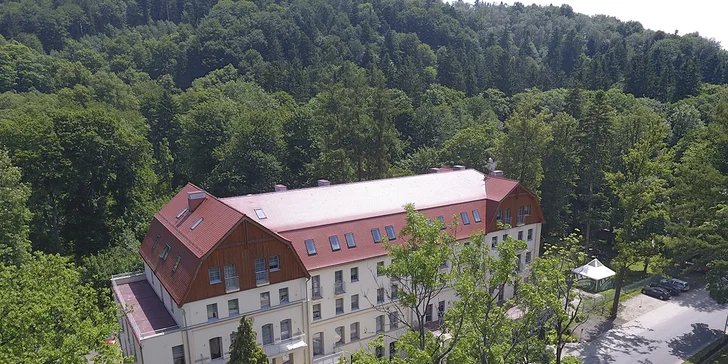 Hotel samotný leží v obklopení prírody a priamo pred ním je krásny udržiavaný park, kam môžete vyraziť na korzo.