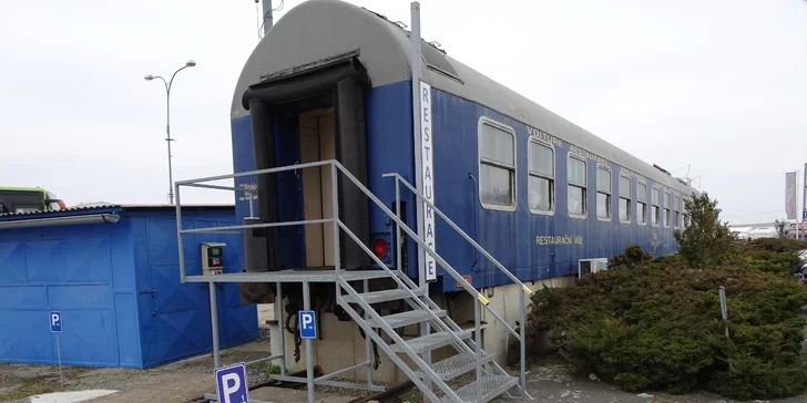 Vaří tu poctivé české klasiky: např. čočkovou polévku s uzeným, gulášovku nebo třeba kulajdu.