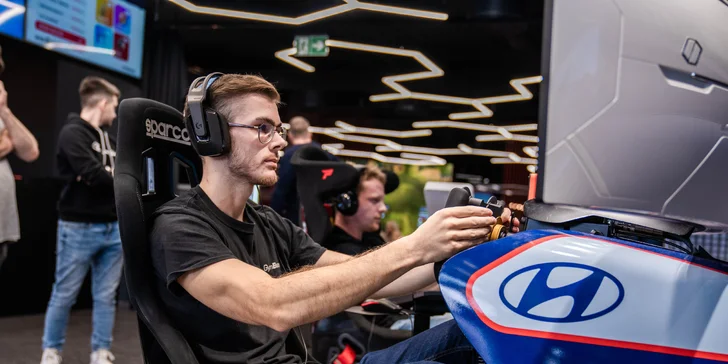 Co takhle usednout na závodní simulátor? 