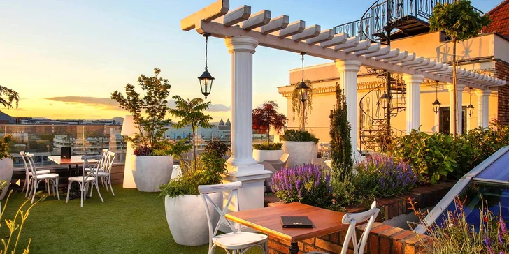 Na koktail a občerstvenie vás pozýva strešný bar Sky Garden s panoramatickým výhľadom na mesto.