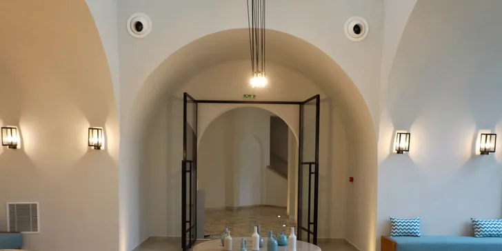 Všechny pokoje mají koupelnu, klimatizaci, TV, Wi‑Fi, minibar a francouzský balkon nebo terasu.