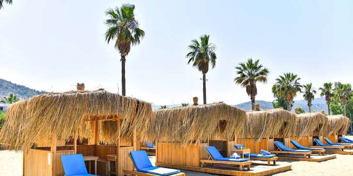 Resort leží přímo u krásné, dlouhé a úžasně široké písečné pláže oblasti Pamucak.