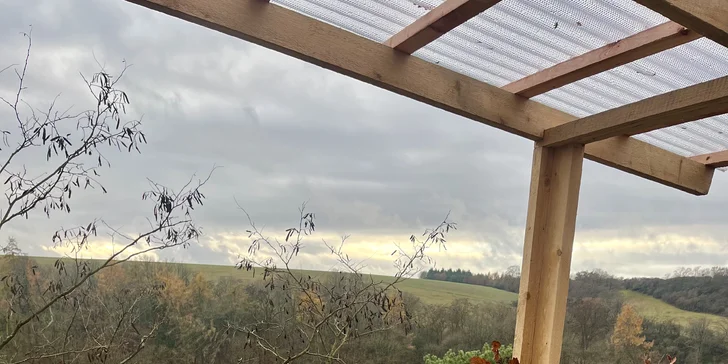 Asi 80 metrů od chaty je studánka, vodu si donesete v kanystru.