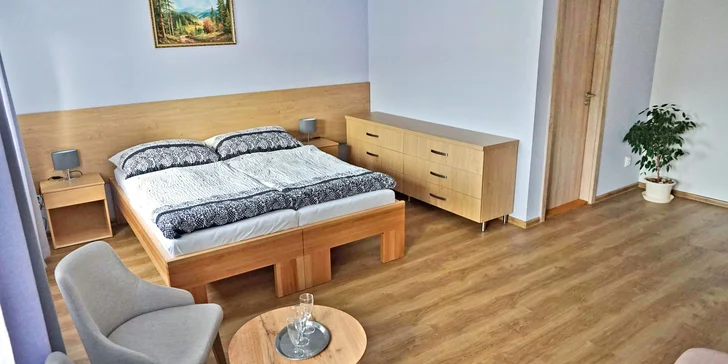 Bydlet budete ve dvoulůžkovém pokoji, případně ve dvou spojených pokojích. 