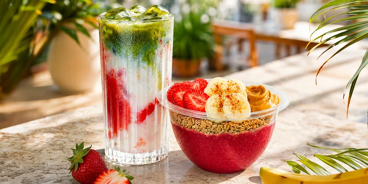 Protein Strawberry Bowl a jahodové nebo mangové Matcha Latte ve Fruitisimo
