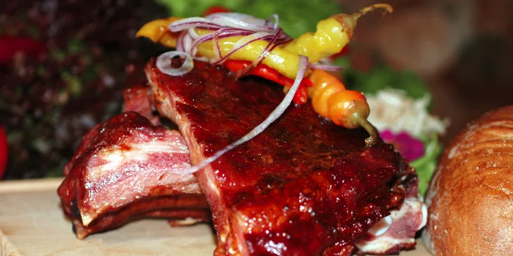 600 g žebírek bude připraveno v domácí BBQ marinádě. Podávají se s chlebem, kozími rohy, hořčicí a kečupem.  (Foto ilustrační)