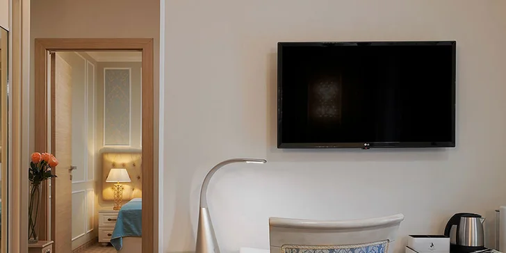 Zvolit můžete také pobyt v apartmá s obývacím pokojem s moderním krbem. 