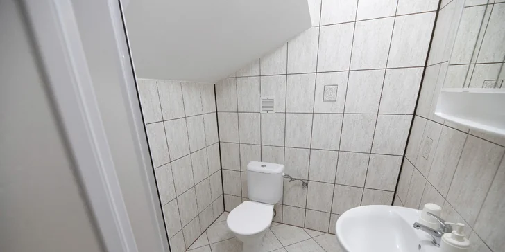 Samozrejmosťou je vlastná kúpeľňa so sociálnym zariadením.
