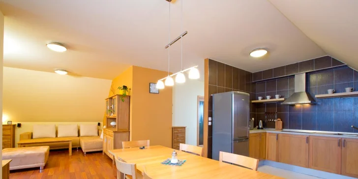 K dispozici budete mít 2 ložnice a obývací pokoj s kuchyňským koutem. (Apartmán Deluxe)
