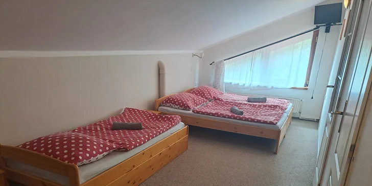 Pro večerní chvíle nechybí televize.
