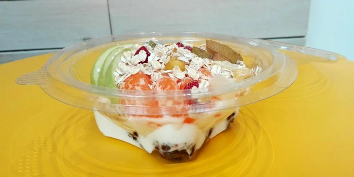 Fruit Cake je miska plná sušeného ovoce ve formě kuliček, čistého biojogurtu a čerstvého ovoce dle výběru, s ořechovým posypem.