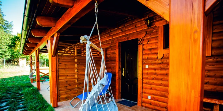 Príjemné posedenie ponúka hojdačka pred apartmánmi.