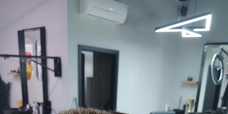 Pri úprave vlasov sa kombinujú precízne techniky nožničiek a strojčeka.