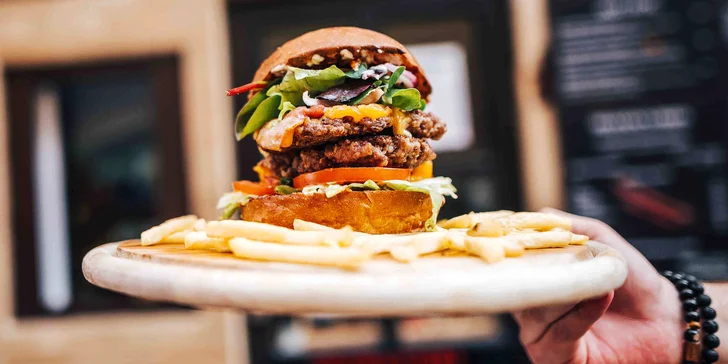 Burger menu: 100% hovězí z českého chovu, americká BBQ omáčka, hranolky i nápoj, 3 pobočky