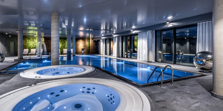 Ve wellness je bazén, dvě vířivky s krásným výhledem, parní lázeň i finská sauna.