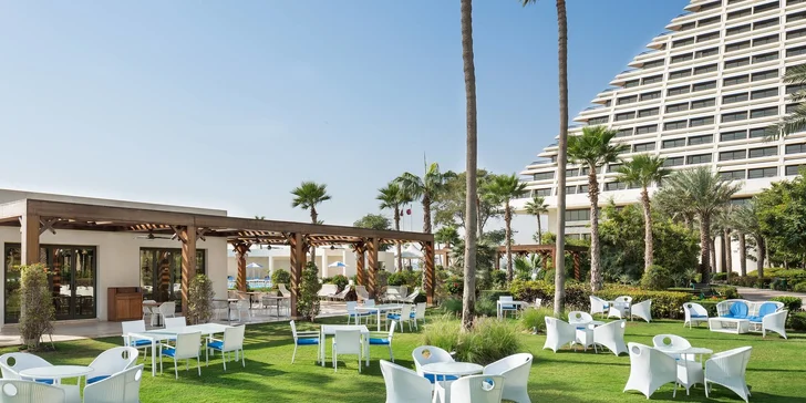 Resort je obklopený tropickou zelení.