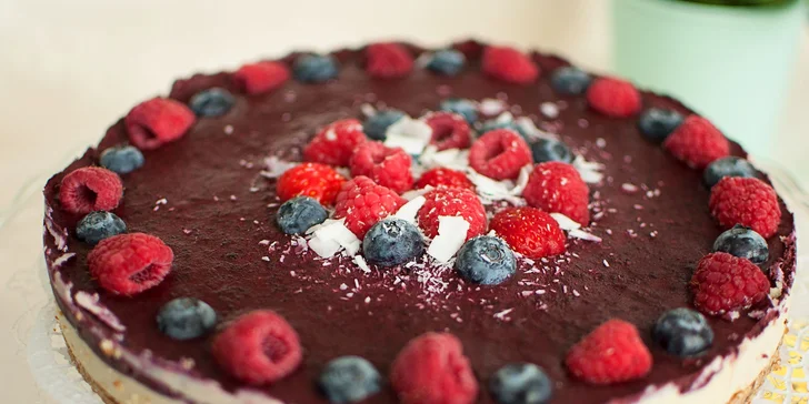 Forest “Cheesecake“ - mandle, ďatle, škorica, kešu orechy, kokosový olej, kokosový cukor, citrón, lesné ovocie 