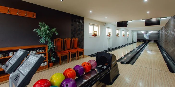 Súčasťou reštauračných priestorov je aj zimná záhrada a bowling bar.