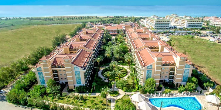 V ceně zájezdu je letenka i transfer z letiště k hotelu a zpět. 