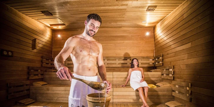 V saunách se konají příjemné saunové rituály. 