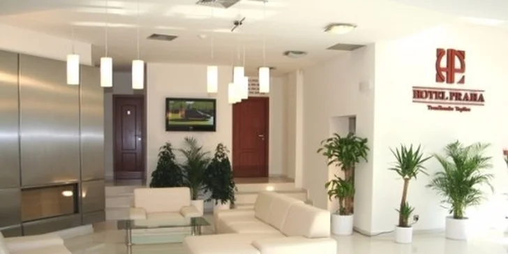 Vstupní hala je moderní, stejně jako vybavení celého hotelu.