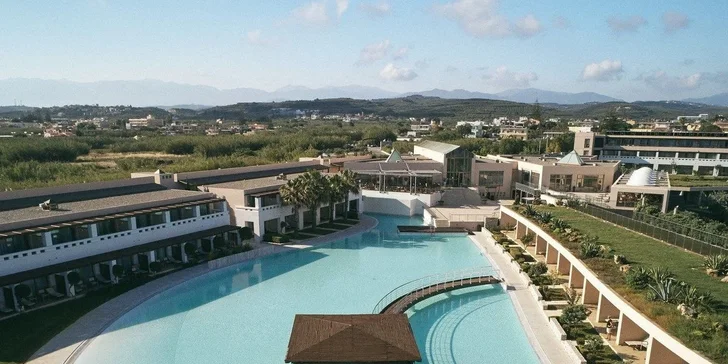 Nechybí ani brouzdaliště pro děti a pool bar přístupný po exotickém mostě nad bazénem.