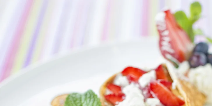 Dezert: palacinky s jahodovým cottage cheese