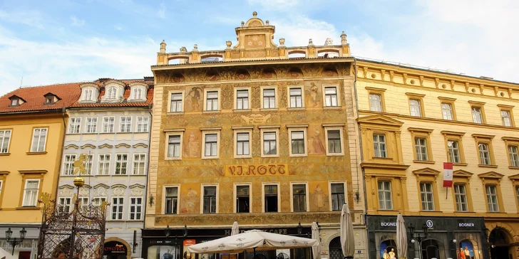 Během trasy navštívíte ikonická místa jako Prašnou bránu, Celetnou ulici i Staroměstské náměstí s orlojem.