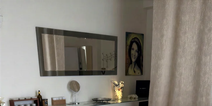 Na výběr je úprava obočí (brow bar) s barvením obočí hennou, které zvýrazní přirozený tvar a barvu na týdny dopředu. 
