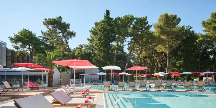 Pre tých, ktorí chcú tráviť čo najviac času na slnku, je k dispozícii pool bar priamo pri vonkajšom bazéne.