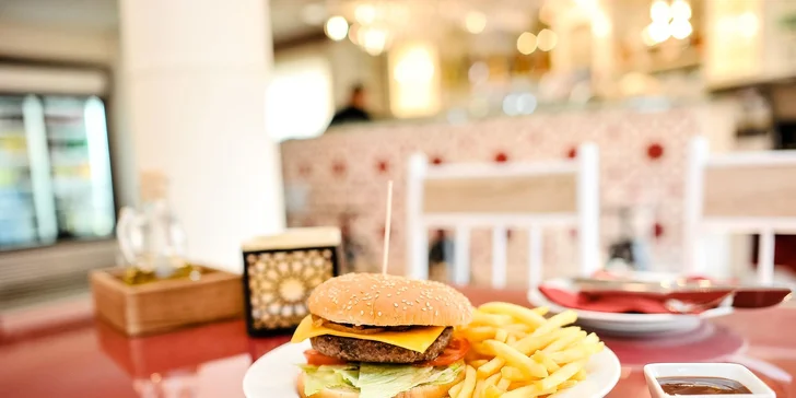 150g Hovädzí burger, 200g Hranolčeky