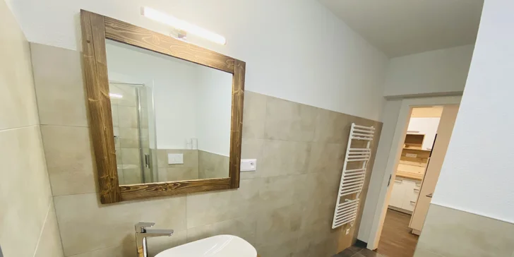 Koupelna je zařízena velmi luxusně a stylově.
