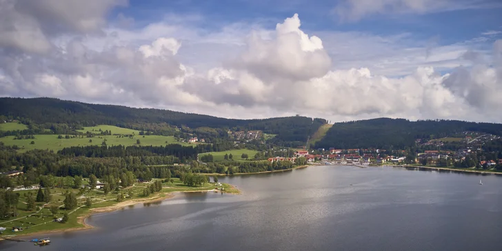 Zahrada penzionu sahá až k pláži. Půjčte si lodičku či šlapadlo a prozkoumejte Lipno. 